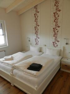 ein Schlafzimmer mit einem großen weißen Bett in einem Zimmer in der Unterkunft Gasthaus Johanning eK in Uslar