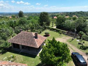 eine Luftansicht eines Hauses mit Dach in der Unterkunft Gajica konak-Orasac in Aranđelovac