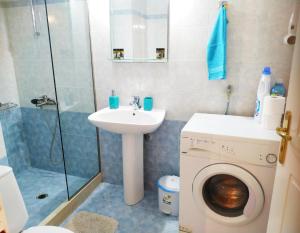 A bathroom at OSCAR STUDIO KALAMATA city centre Még 35 kép