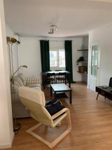 salon z krzesłem i stołem w obiekcie Casa Amapola - Costa Bahía de Cádiz w mieście Puerto Real