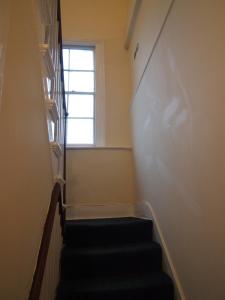 eine Treppe in einem Zimmer mit Fenster in der Unterkunft Paddington Flats in London