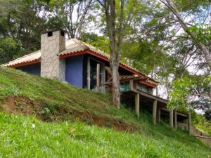a house on the side of a hill at Sítio Monte Moriá Pousada in Santo Antônio do Pinhal