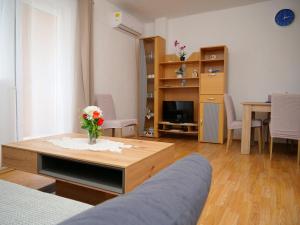 Apartment Nikica في بريموستين: غرفة معيشة مع أريكة وطاولة قهوة