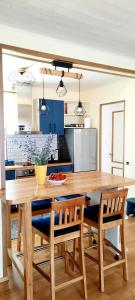 eine Küche mit einem Holztisch und 2 Stühlen in der Unterkunft Kärdla Vabaduse Holiday Apartment with Garden in Kärdla