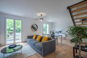 - un salon avec un canapé et une table dans l'établissement Baleni House, à Amboise