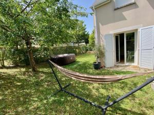 - un hamac dans une cour à côté d'une maison dans l'établissement Baleni House, à Amboise