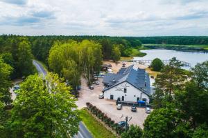 格但斯克旧城Płaczewo的享有湖畔建筑的空中景致