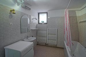 un bagno con lavandino, WC e vasca di The Village Rest - Brezje Gorenjska a Brezje