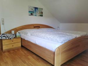 una camera con letto in legno e cassettiera in legno di Appartement Sisipark a Bad Ischl