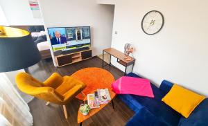 Televízia a/alebo spoločenská miestnosť v ubytovaní Peters Loft