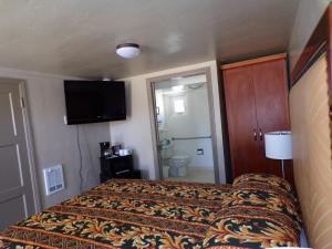 A bed or beds in a room at Cypress Tree Motel