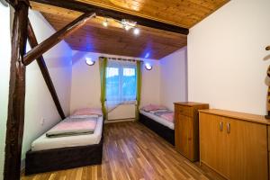 Habitación pequeña con 2 camas y ventana en Dum Slunicko, en Klobouky u Brna