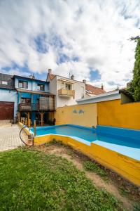 uma casa com uma parede amarela e azul em Dum Slunicko em Klobouky u Brna