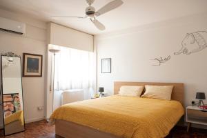 een slaapkamer met een bed en een plafondventilator bij Experience Nicosia in Nicosia