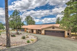 Afbeelding uit fotogalerij van Spacious Ruidoso Home with Hot Tub and Fireplaces in Ruidoso