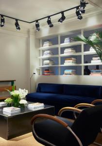 - un salon avec un canapé bleu et une table dans l'établissement The Dean Hotel, à Providence