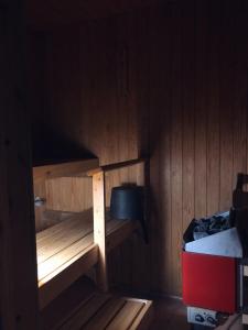 una camera con una parete in legno, una mensola e un letto di Saunallinen yksiö Jäppilässä a Jäppilä