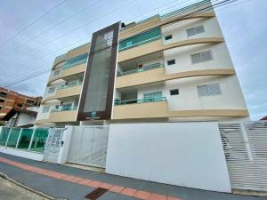 un edificio con una valla delante en Apto 80m da Praia Grande vista mar!, en Governador Celso Ramos