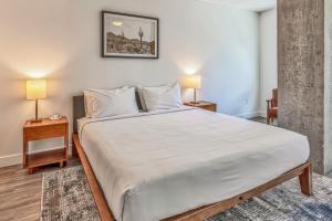 מיטה או מיטות בחדר ב-Kasa Scottsdale Quarter Phoenix