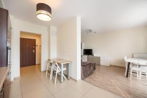 Televízia a/alebo spoločenská miestnosť v ubytovaní Metro Kondratowicza Spacious Apartment