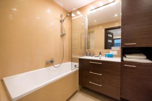 Kúpeľňa v ubytovaní Metro Kondratowicza Spacious Apartment + 18 fotografií
