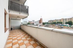 Balkon lub taras w obiekcie Metro Kondratowicza Spacious Apartment
