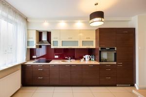 Kuchnia lub aneks kuchenny w obiekcie Metro Kondratowicza Spacious Apartment