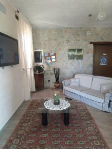 un soggiorno con divano e tavolino da caffè di B&B Casale Giovannozzi ad Ascoli Piceno