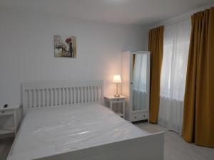 Postel nebo postele na pokoji v ubytování Vila de pe Lac Amara