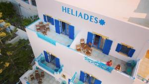una vista aérea de un edificio con puertas y sillas azules en HELIADES SUITES, en Panteli