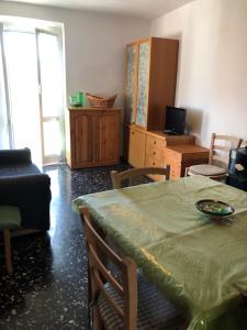 - un salon avec une table et un canapé dans l'établissement Bilocale Mirella, à Carro
