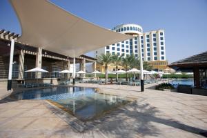Bazén v ubytování Oceanic Khorfakkan Resort & Spa nebo v jeho okolí
