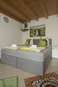 Un pat sau paturi într-o cameră la feworld living - near Salzburg city