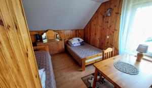 ein kleines Zimmer mit einem kleinen Bett und einem Tisch in der Unterkunft Agroturystyka Pokoje U Sołtysa in Goniądz