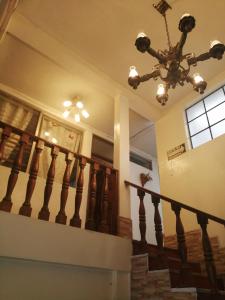 um candelabro pendurado sobre uma escada numa casa em Hotel Metropolitano em Guatemala