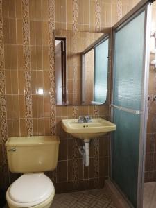 Kylpyhuone majoituspaikassa Hotel Metropolitano