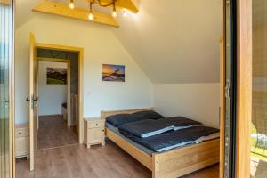 Schlafzimmer mit einem Bett und einem Spiegel in der Unterkunft Domki Pod Lasem in Krościenko nad Dunajcem