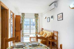 - un petit salon avec une table et un canapé dans l'établissement Espanhouse Felisa apartment, à Torrevieja