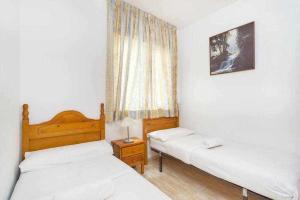 - 2 lits jumeaux dans une chambre avec fenêtre dans l'établissement Espanhouse Felisa apartment, à Torrevieja