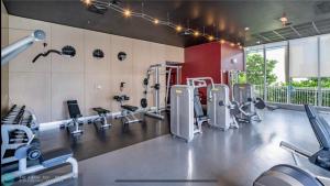 Chic Beach Studio Walk to Shore Sleeps 4 -14B的健身中心和/或健身设施