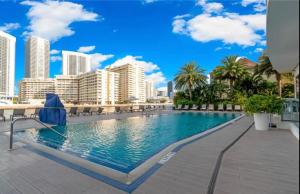 Chic Beach Studio Walk to Shore Sleeps 4 -14B内部或周边的泳池