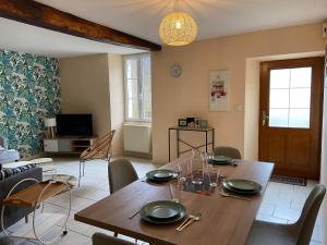 - une salle à manger avec une table et des chaises en bois dans l'établissement La maison bleue, à Lautrec