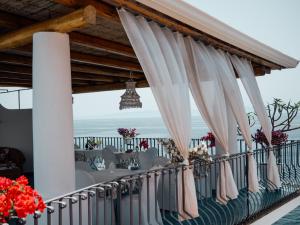 una ceremonia de boda en el balcón de una villa en B&B Alta Marea Lipari, en Lipari