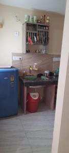 - une cuisine avec évier et poubelle dans l'établissement ISKCON Hare Krishna Homestay, à Vrindavan