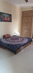 - une chambre avec un lit doté d'une couette dans l'établissement ISKCON Hare Krishna Homestay, à Vrindavan