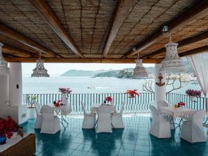 リーパリにあるB&B Alta Marea Lipariのテーブルと椅子が備わり、海の景色を望む客室です。