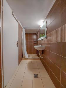 une salle de bains avec un lavabo et un miroir dans l'établissement Del Mar Apartments II, à Agia Triada