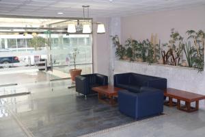 eine Lobby mit einem Tisch, Stühlen und Pflanzen in der Unterkunft MyF Michelangelo Top in Salou