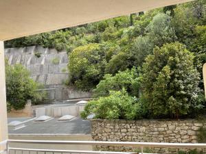 widok na ogród z domu w obiekcie Moderne T2 cassis plein centre Climatisé - 200 m du port w Cassis