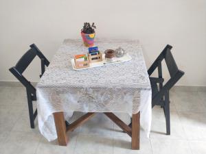 uma mesa com uma toalha de mesa com um prato de comida em Zona Sur Apart em Salta